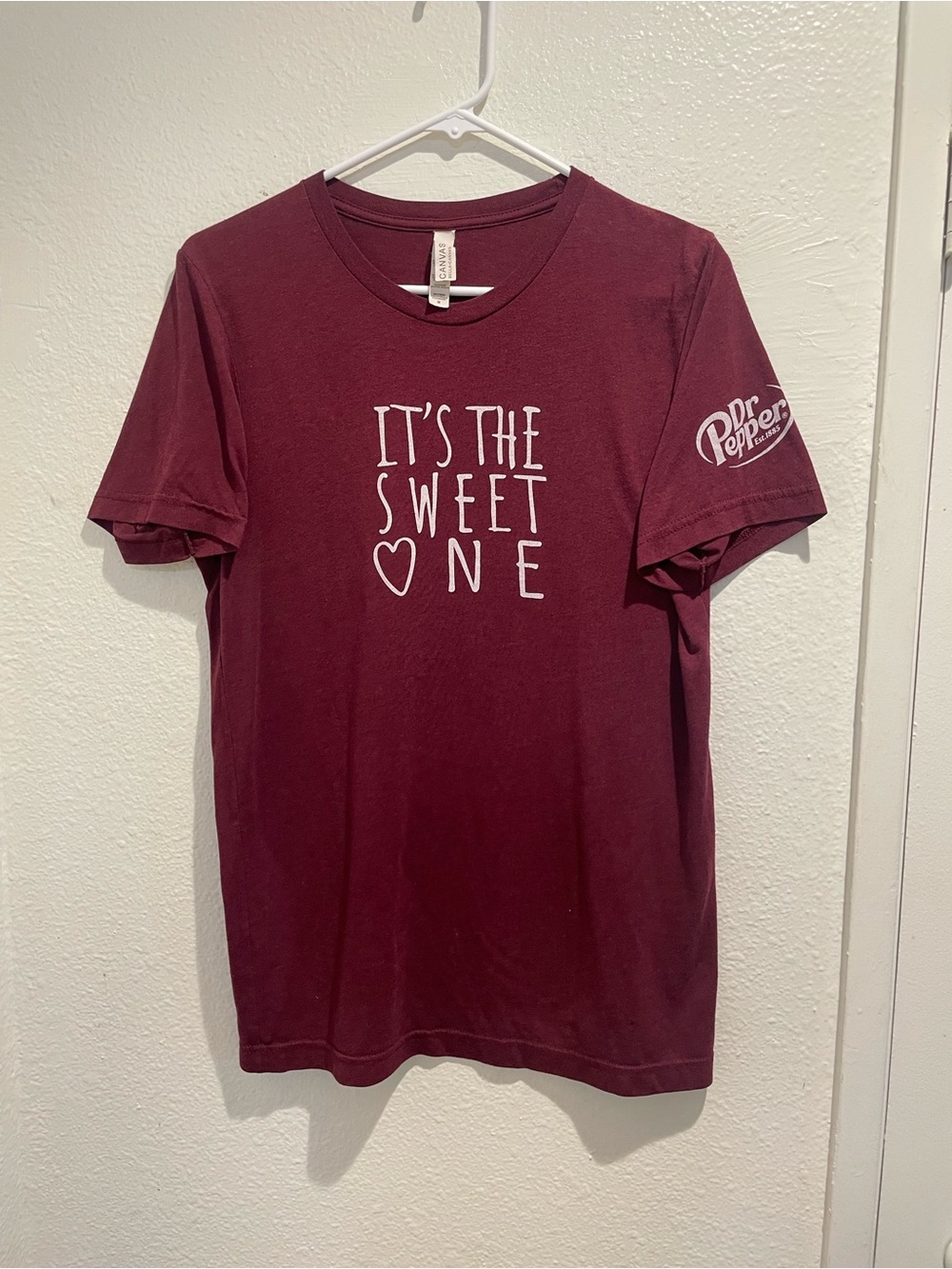🥤 Dr Pepper It’s The Sweet One Maroon Graphic Tee | Size Unisex Medium